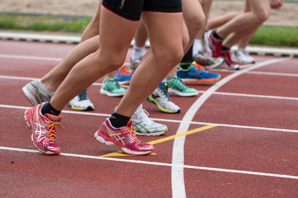 Coureurs au départ sur une piste d’athlétisme