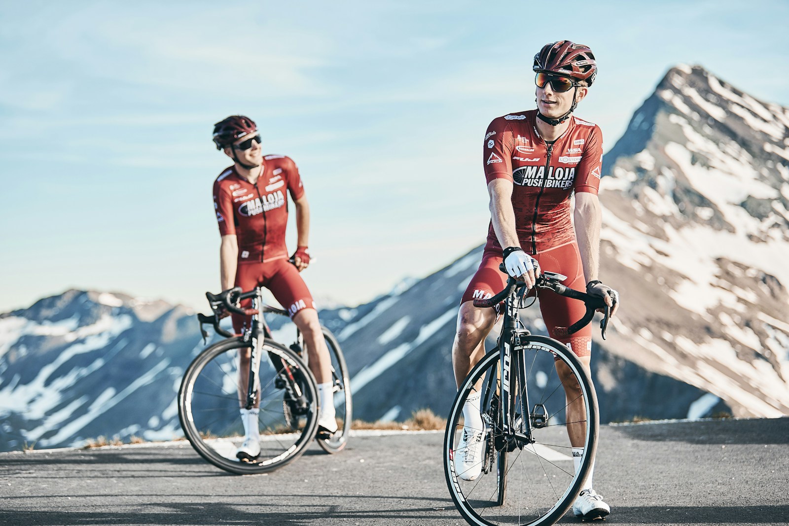 Deux cyclistes dans les Alpes, photographie d’illustration