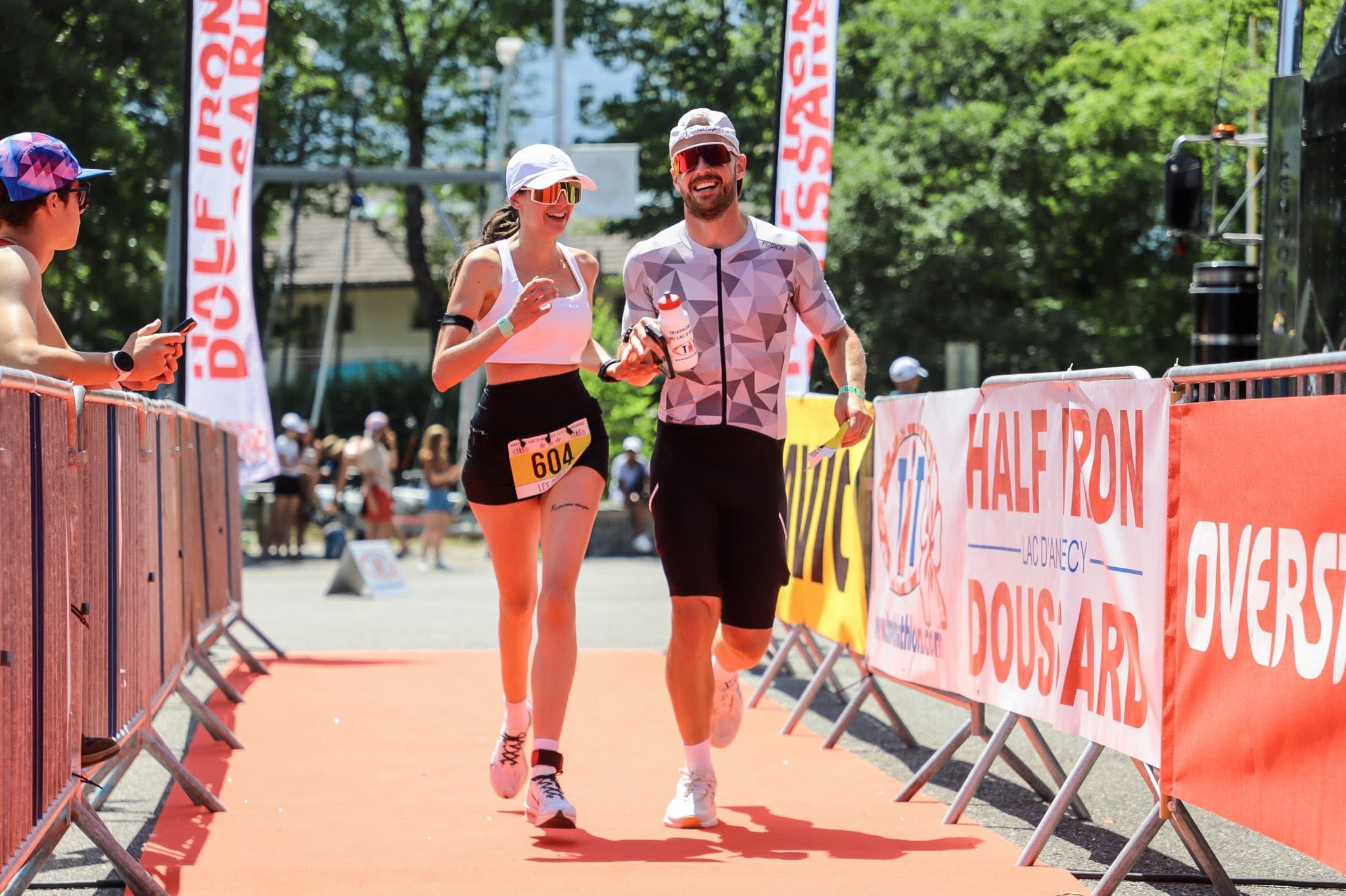 Deux participants à l’arrivée du Half de Doussard