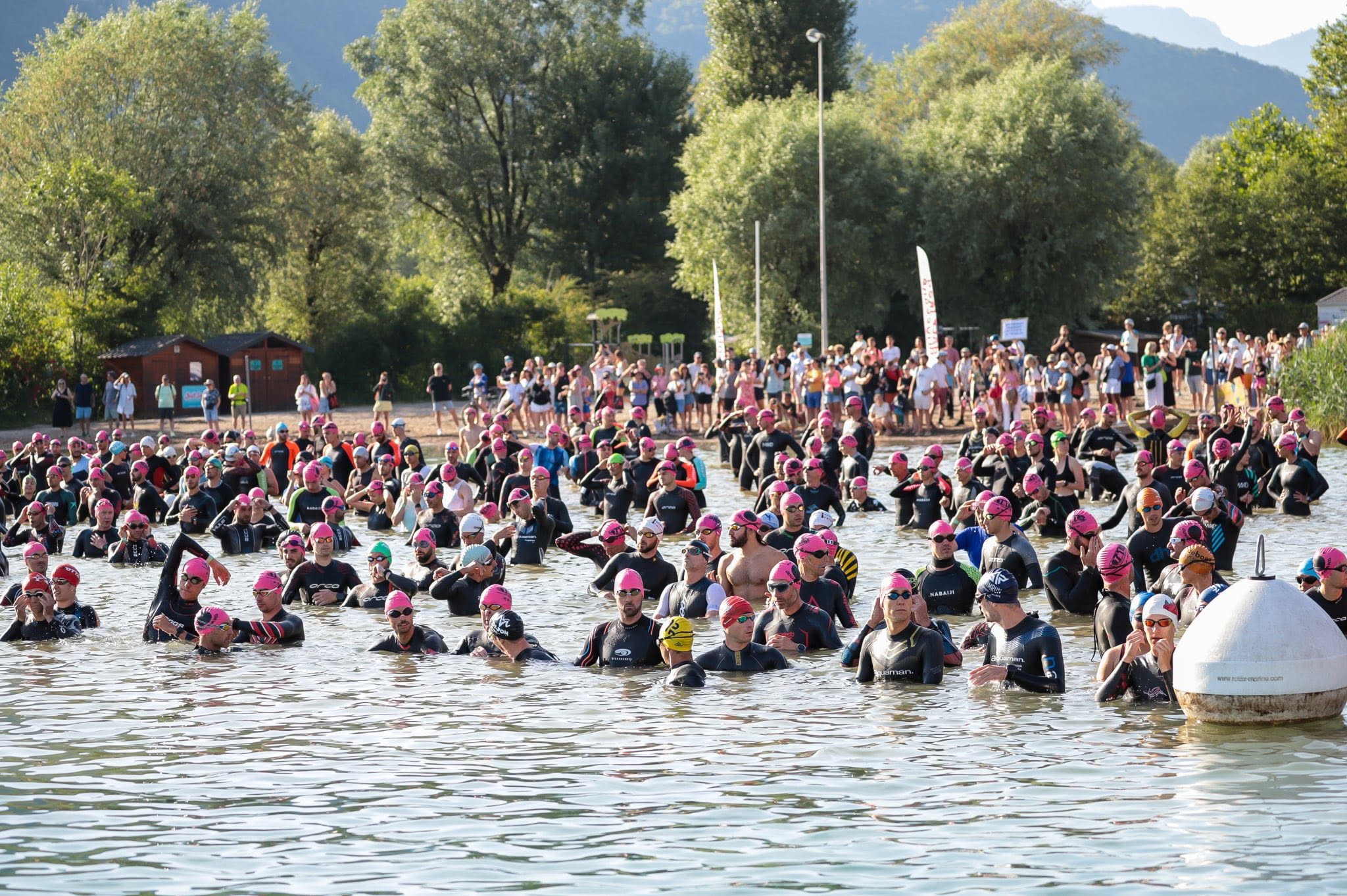 Triathlètes réunis dans le lac avant le départ du Half