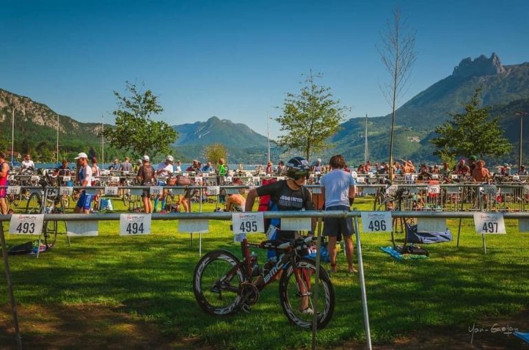 Parc à vélos du triathlon à Doussard, archive TMT