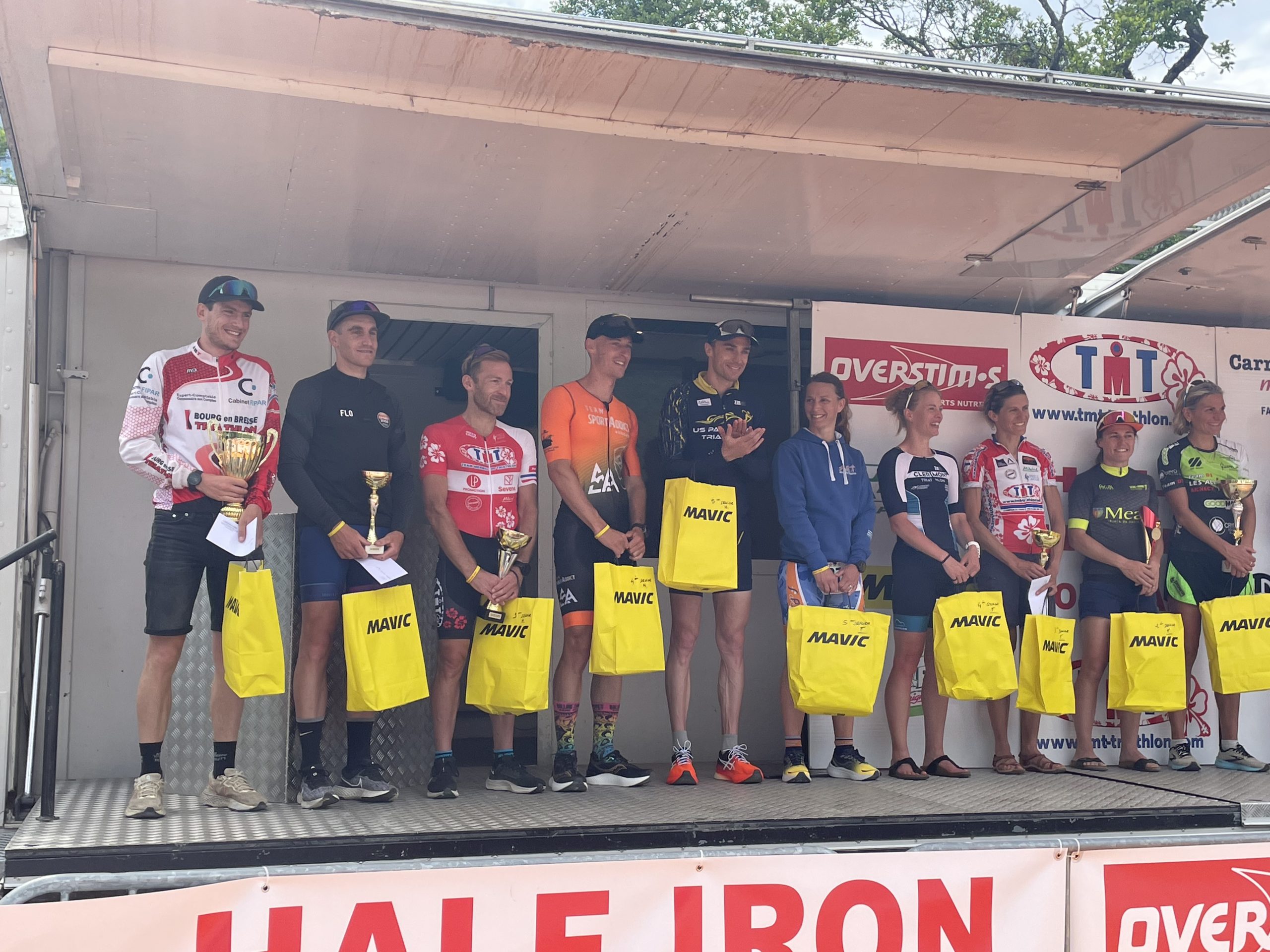 Remise des prix avec des athlètes portant le maillot TMT — archives du club